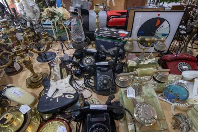 Bari, i mercatini dell'usato: in cerca dell'affare tra vintage, "cafonate" e cimeli